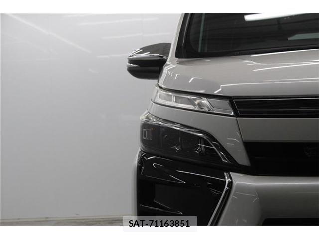 Toyota VOXY HYBRID 2018-04 7227012-11