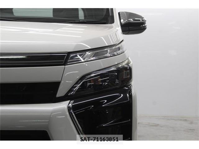 Toyota VOXY HYBRID 2018-04 7227012-13