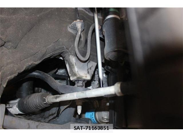 Toyota VOXY HYBRID 2018-04 7227012-17