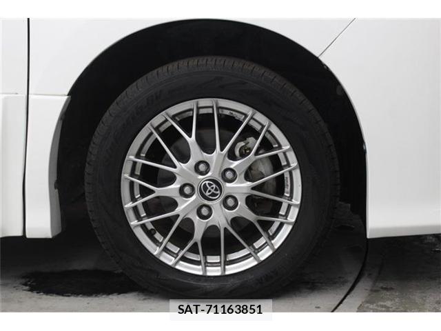 Toyota VOXY HYBRID 2018-04 7227012-20