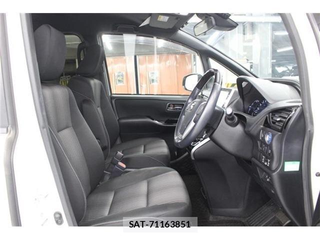 Toyota VOXY HYBRID 2018-04 7227012-26