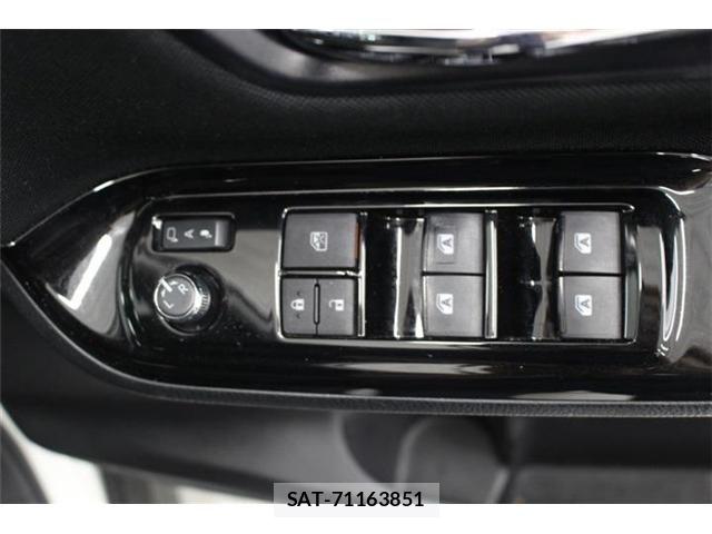 Toyota VOXY HYBRID 2018-04 7227012-28