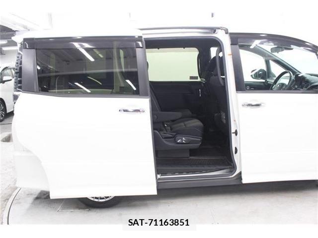 Toyota VOXY HYBRID 2018-04 7227012-29