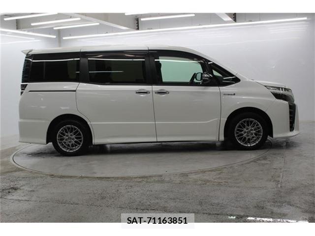 Toyota VOXY HYBRID 2018-04 7227012-3