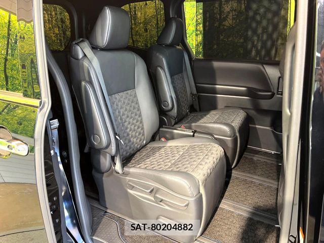 Toyota VOXY HYBRID 2023-06 7227043-9