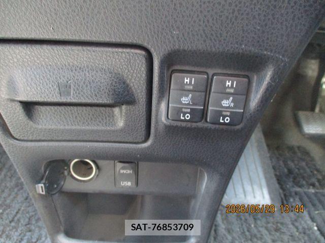 Toyota VOXY HYBRID 2016-01 7227005-26
