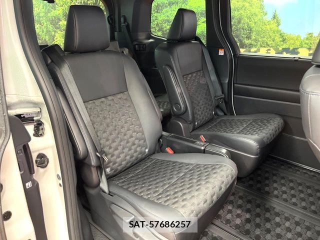 Toyota VOXY HYBRID 2023-05 7252815-10