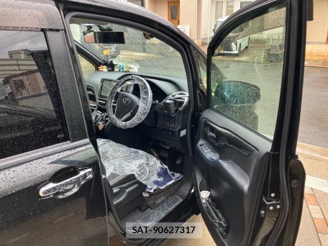 Toyota VOXY HYBRID 2015-12 7252826-10