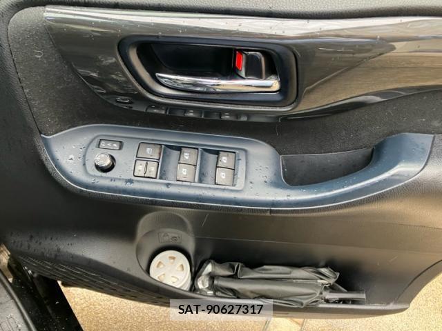 Toyota VOXY HYBRID 2015-12 7252826-13