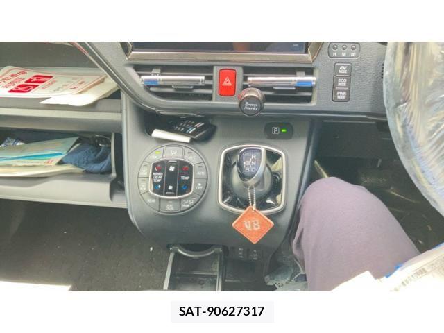 Toyota VOXY HYBRID 2015-12 7252826-17