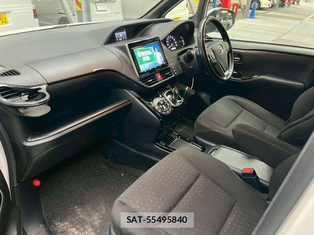 Toyota VOXY HYBRID 2017-08 7252824-12