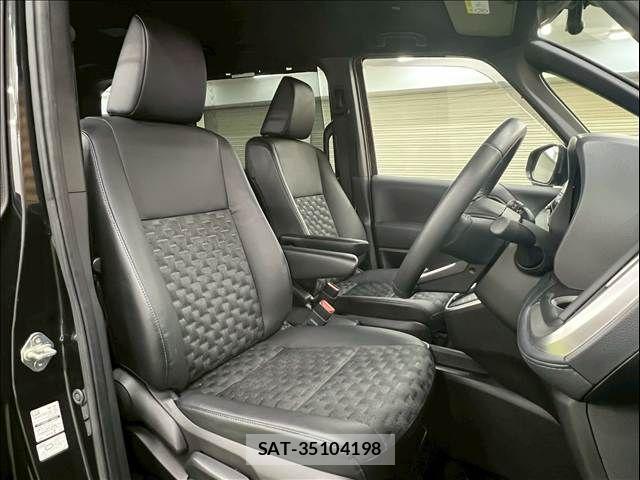 Toyota VOXY HYBRID 2022-12 7252817-7