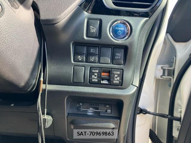 Toyota VOXY HYBRID 2017-11 7252828-15