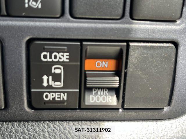 Toyota VOXY HYBRID 2016-02 7273257-16