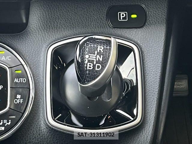 Toyota VOXY HYBRID 2016-02 7273257-19