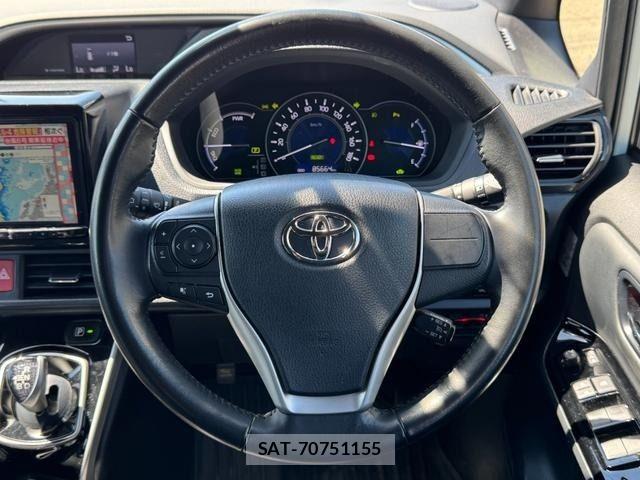 Toyota VOXY HYBRID 2021-04 7272885-12