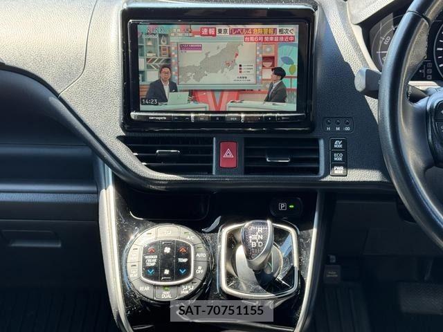 Toyota VOXY HYBRID 2021-04 7272885-17