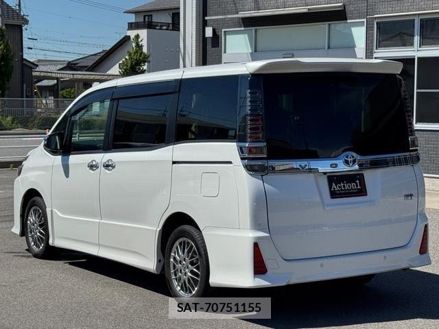 Toyota VOXY HYBRID 2021-04 7272885-3