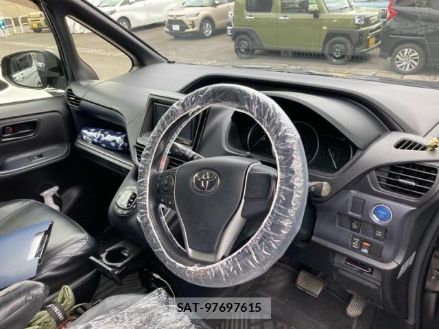 Toyota VOXY HYBRID 2014-04 7331159-16