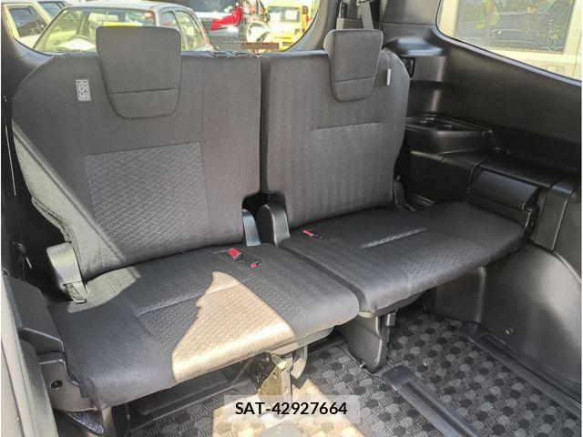 Toyota VOXY HYBRID 2023-05 7331145-18