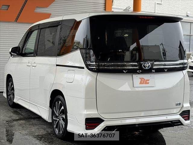 Toyota VOXY HYBRID 2023-06 7331132-11
