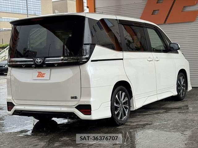 Toyota VOXY HYBRID 2023-06 7331132-13