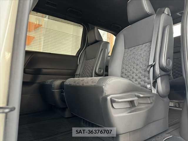 Toyota VOXY HYBRID 2023-06 7331132-15
