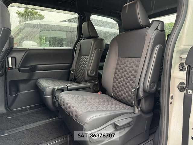 Toyota VOXY HYBRID 2023-06 7331132-16