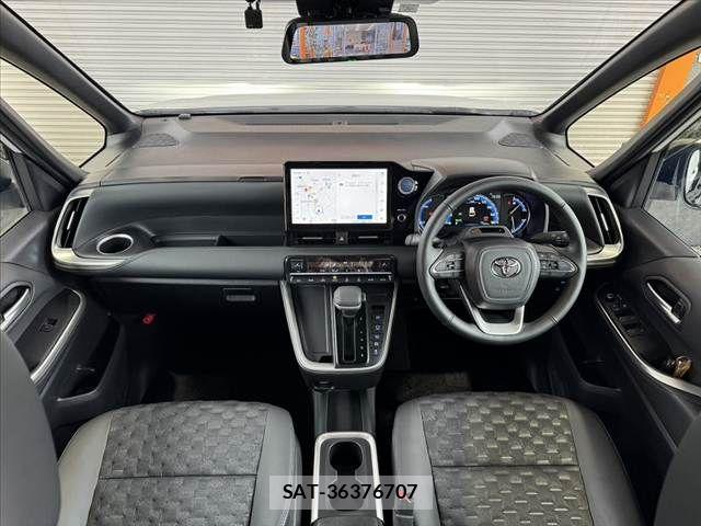 Toyota VOXY HYBRID 2023-06 7331132-1