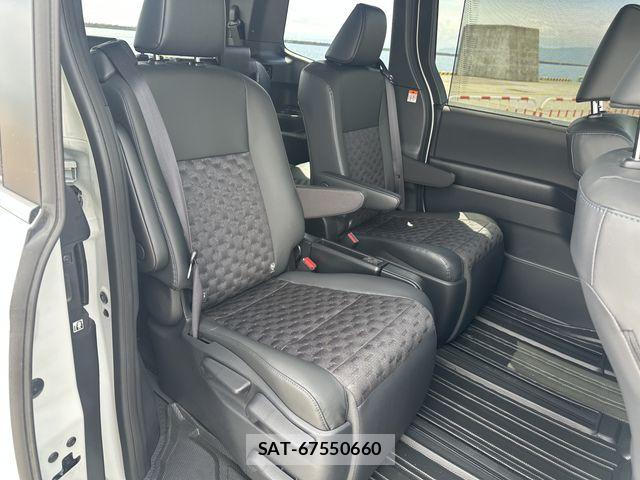 Toyota VOXY HYBRID 2025-09 7331125-9