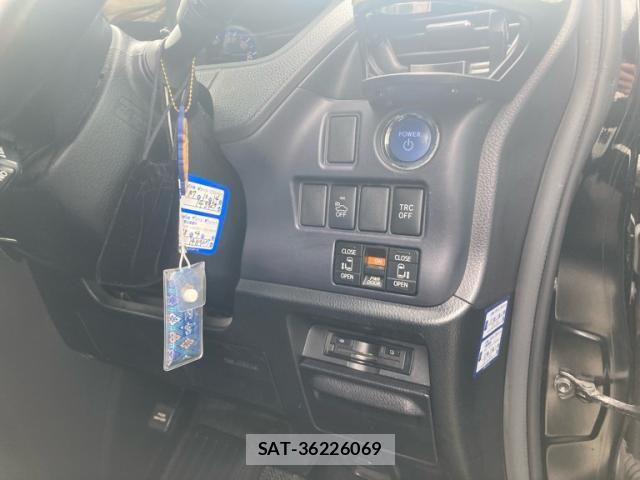 Toyota VOXY HYBRID 2015-06 7331160-13