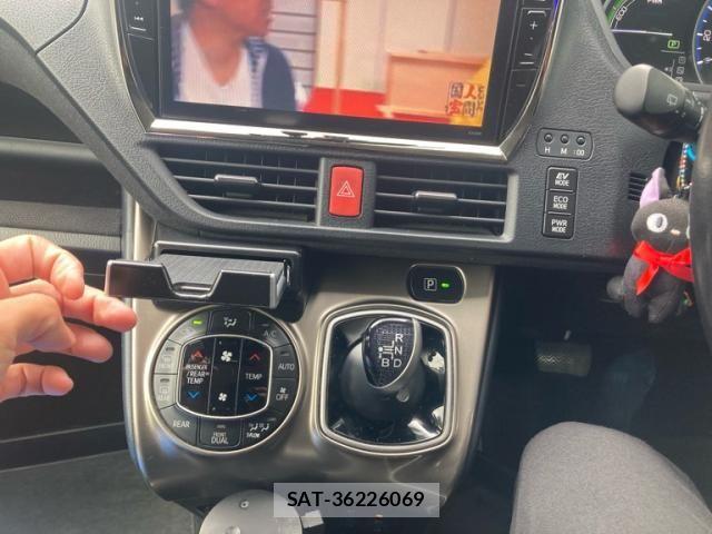 Toyota VOXY HYBRID 2015-06 7331160-18