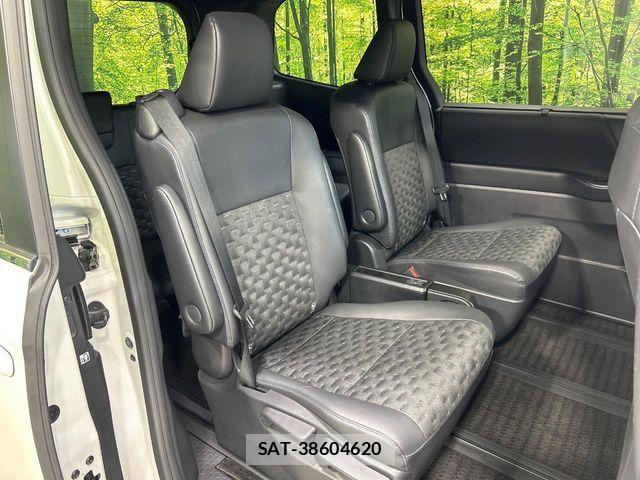 Toyota VOXY HYBRID 2022-09 7331146-9