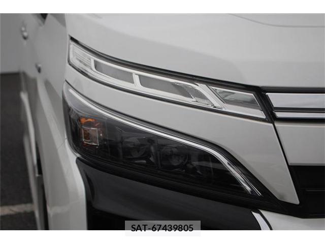 Toyota VOXY HYBRID 2018-10 7331153-12