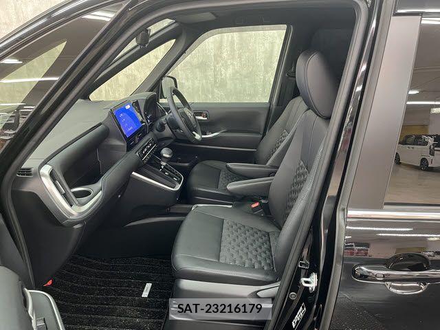 Toyota VOXY HYBRID 2025-11 7360438-18