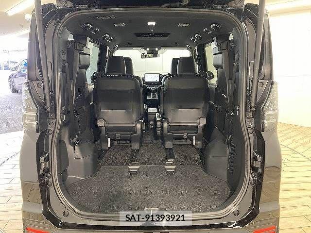 Toyota VOXY HYBRID 2022-12 7360447-12