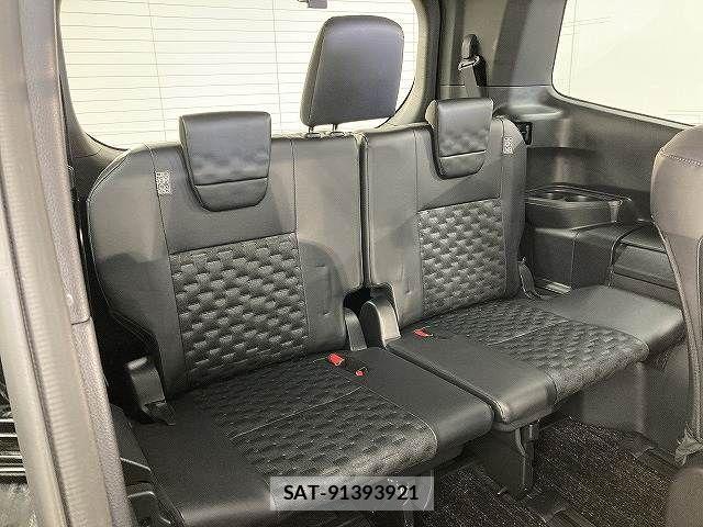 Toyota VOXY HYBRID 2022-12 7360447-6