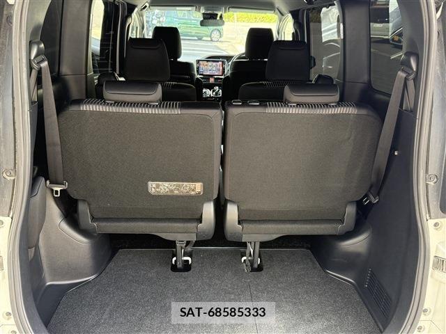 Toyota VOXY HYBRID 2020-01 7360461-15