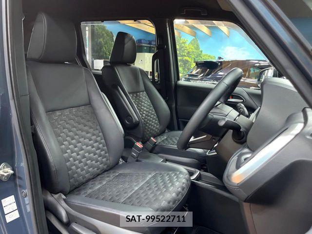 Toyota VOXY HYBRID 2023-05 7360439-7