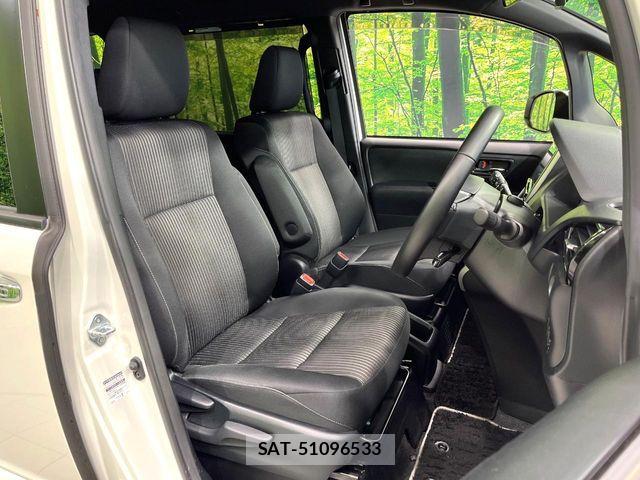 Toyota VOXY HYBRID 2018-10 7360457-7