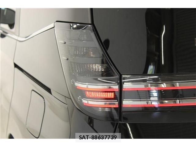 Toyota VOXY HYBRID 2023-02 7394822-18