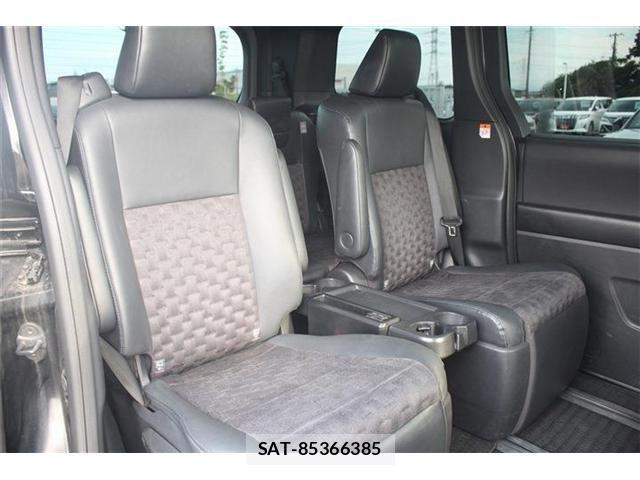 Toyota VOXY HYBRID 2023-06 7394831-14