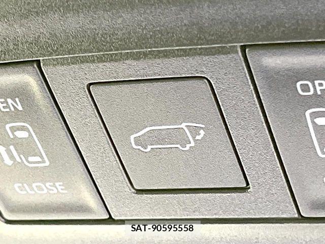 Toyota VOXY HYBRID 2023-08 7394794-3
