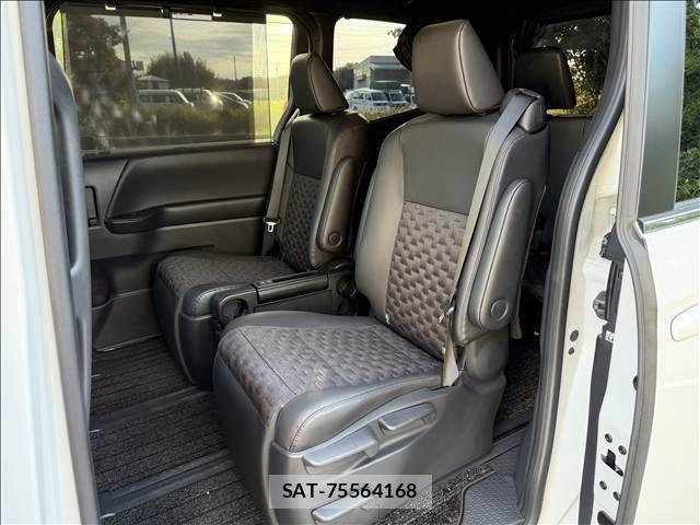 Toyota VOXY HYBRID 2024-05 7394796-9
