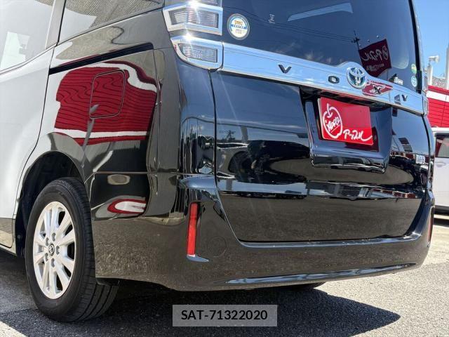 Toyota VOXY HYBRID 2018-02 7394502-12