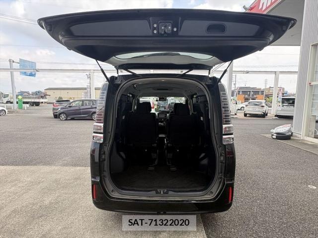 Toyota VOXY HYBRID 2018-02 7394502-13