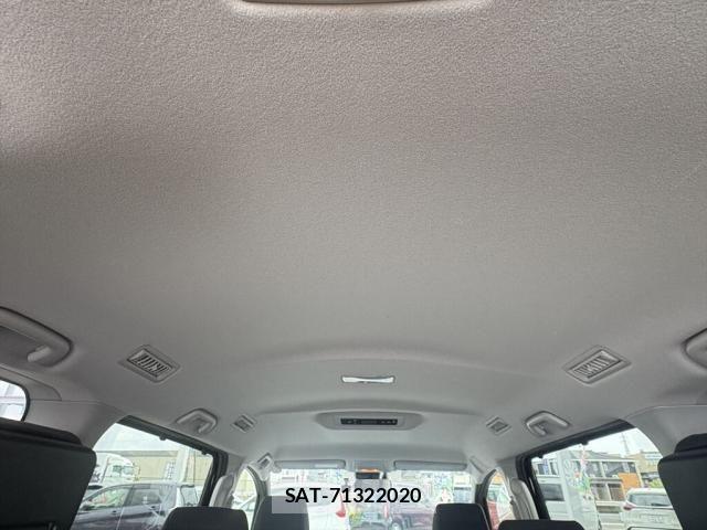 Toyota VOXY HYBRID 2018-02 7394502-15