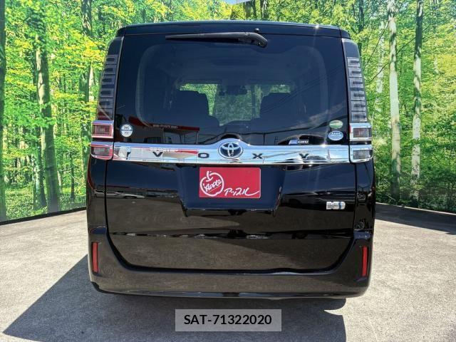 Toyota VOXY HYBRID 2018-02 7394502-2