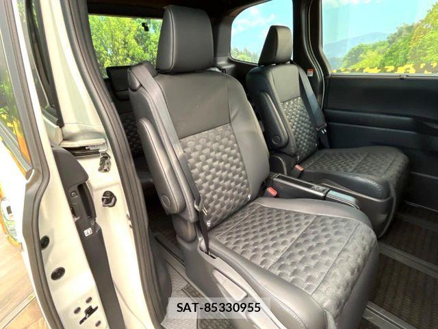 Toyota VOXY HYBRID 2025-06 7394789-8