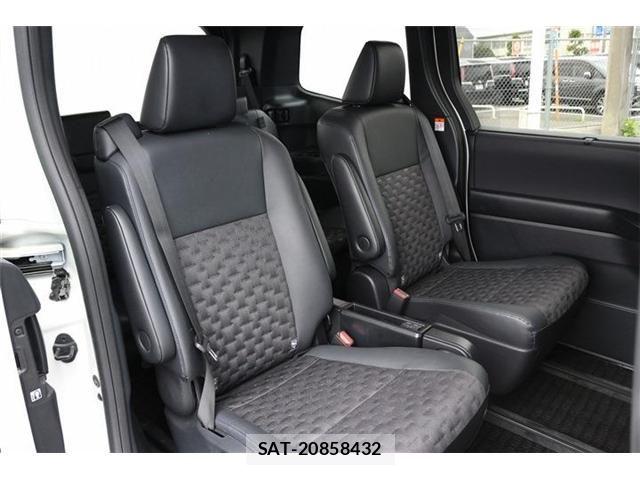 Toyota VOXY HYBRID 2023-06 7394824-16